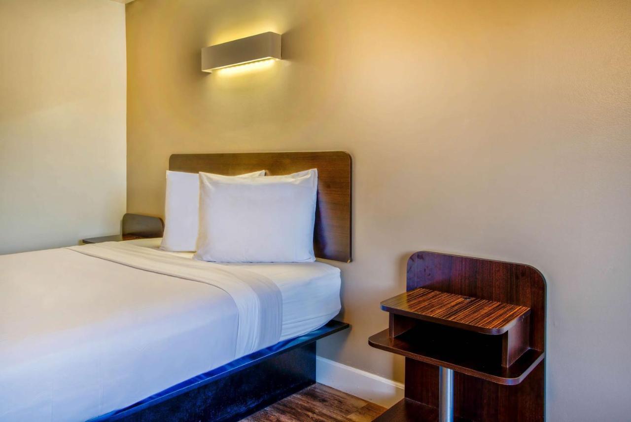Motel 6-Hesperia, Ca - West Main Street I-15 מראה חיצוני תמונה