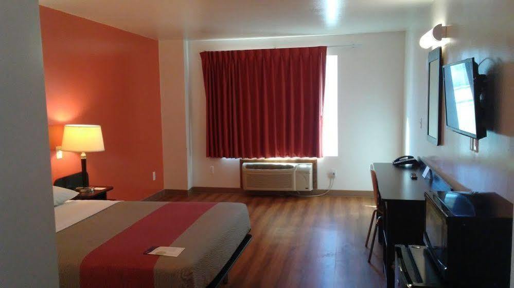 Motel 6-Hesperia, Ca - West Main Street I-15 מראה חיצוני תמונה