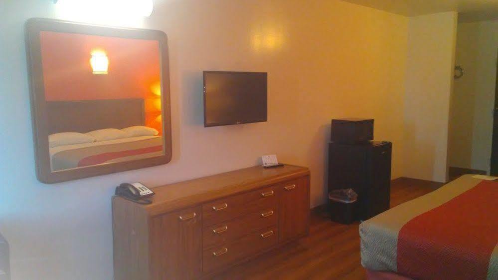 Motel 6-Hesperia, Ca - West Main Street I-15 מראה חיצוני תמונה